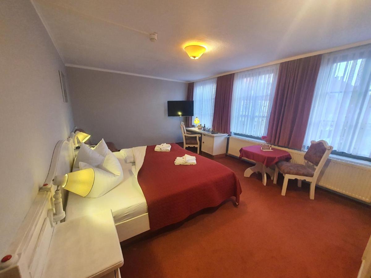 Hotel Zur Goldenen Sonne Кведлинбург Экстерьер фото
