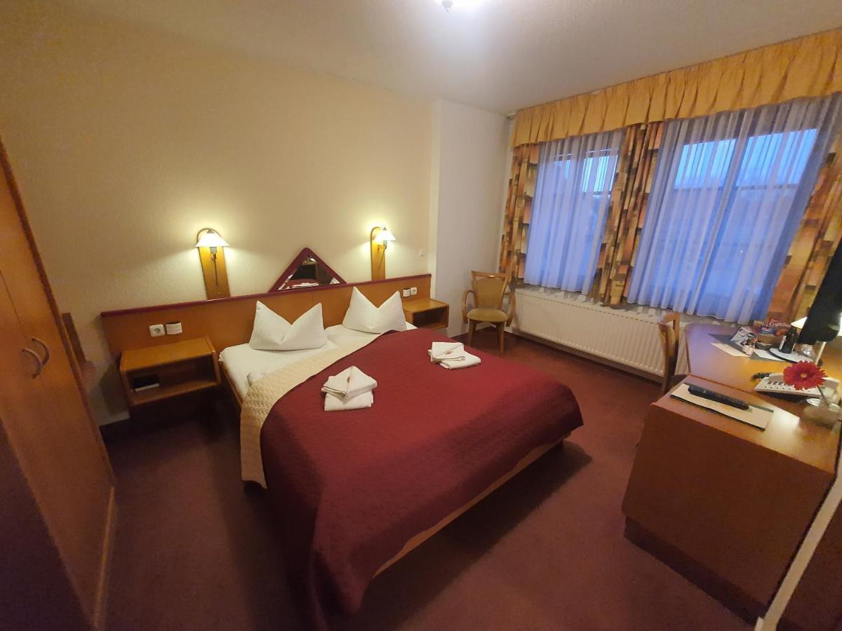 Hotel Zur Goldenen Sonne Кведлинбург Экстерьер фото
