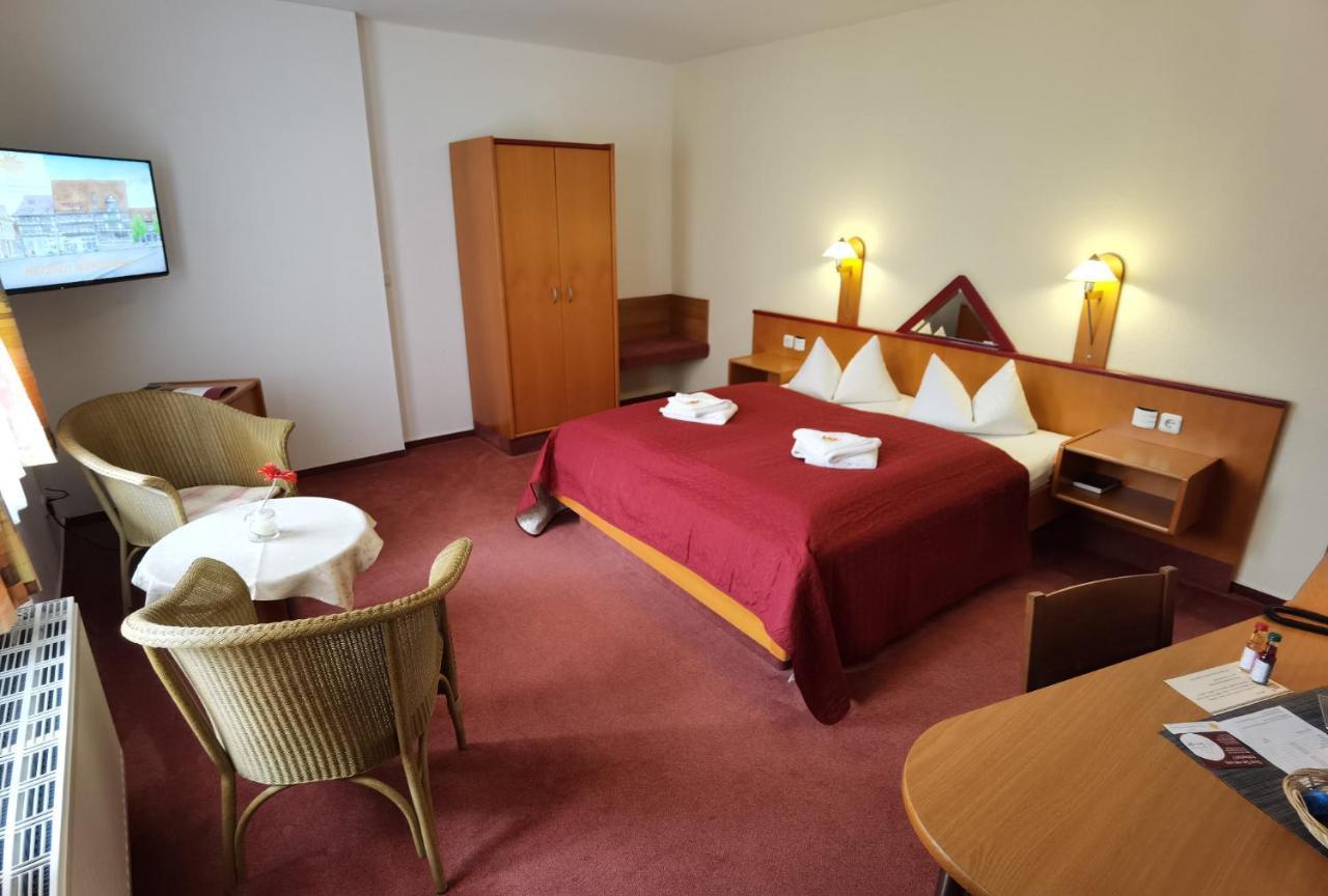 Hotel Zur Goldenen Sonne Кведлинбург Экстерьер фото