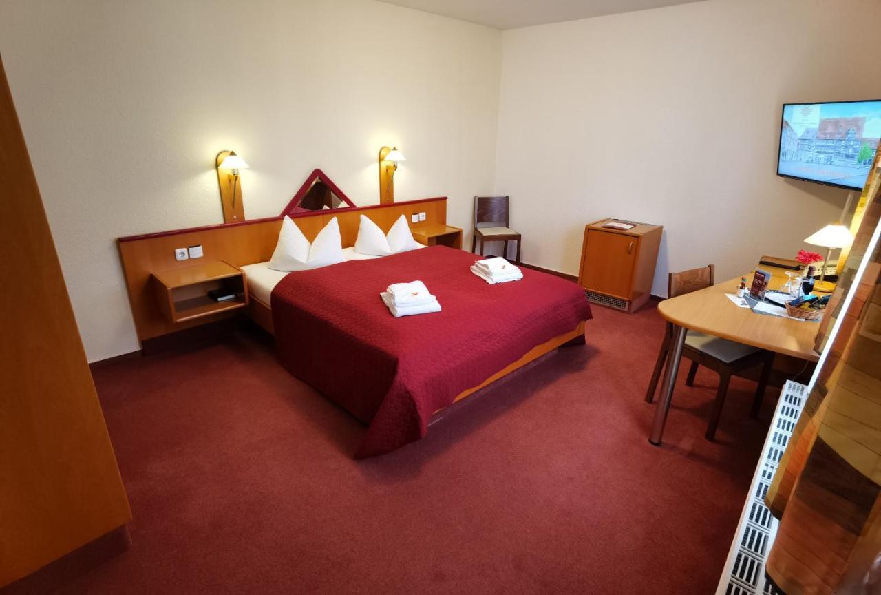 Hotel Zur Goldenen Sonne Кведлинбург Экстерьер фото
