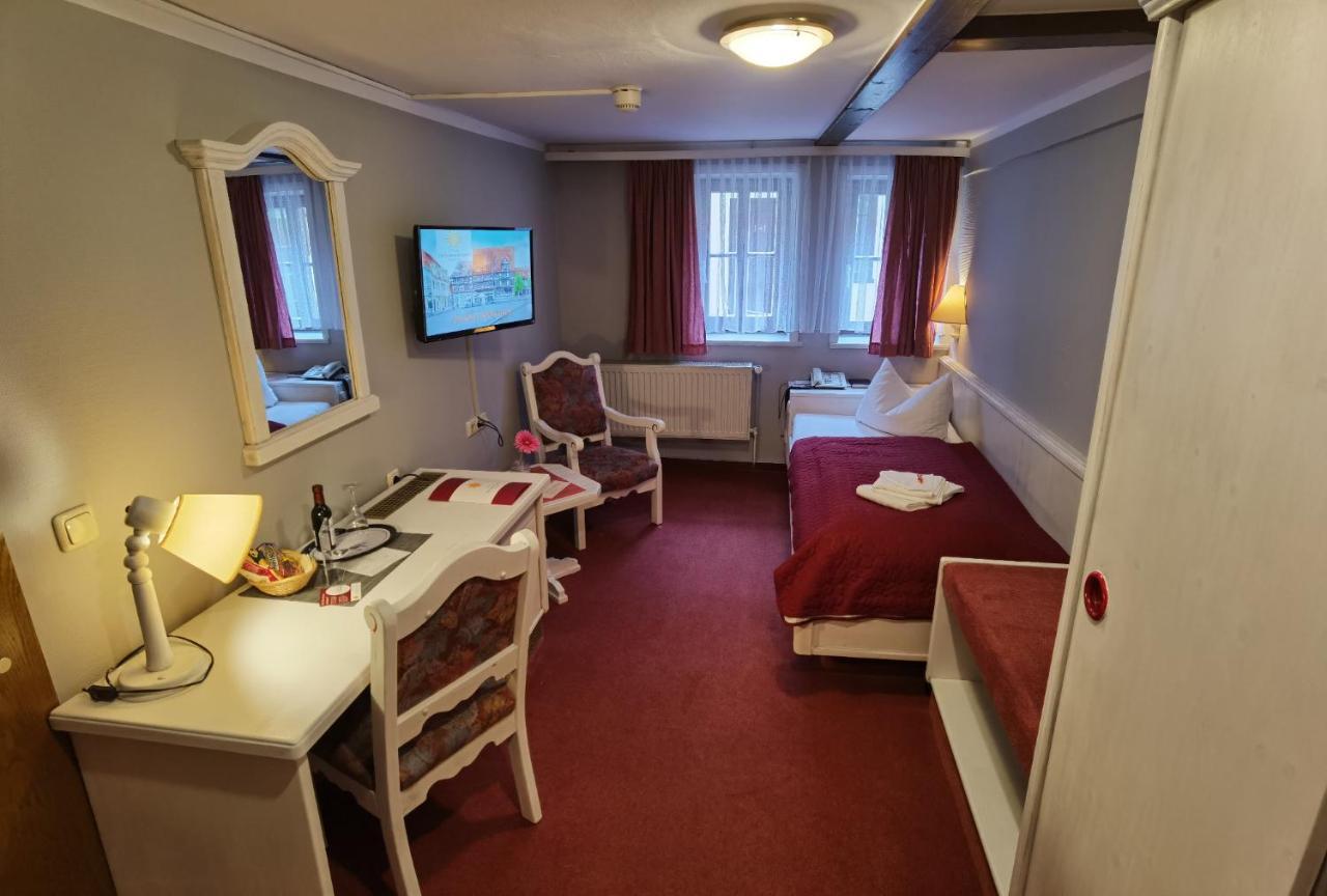 Hotel Zur Goldenen Sonne Кведлинбург Экстерьер фото