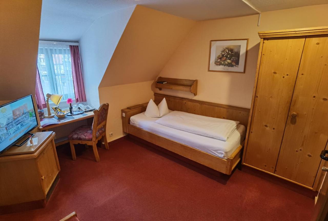 Hotel Zur Goldenen Sonne Кведлинбург Экстерьер фото