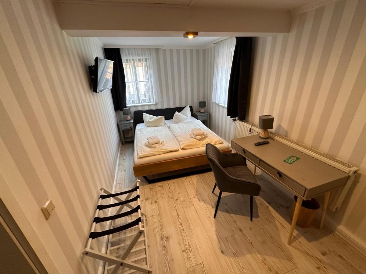 Hotel Zur Goldenen Sonne Кведлинбург Экстерьер фото