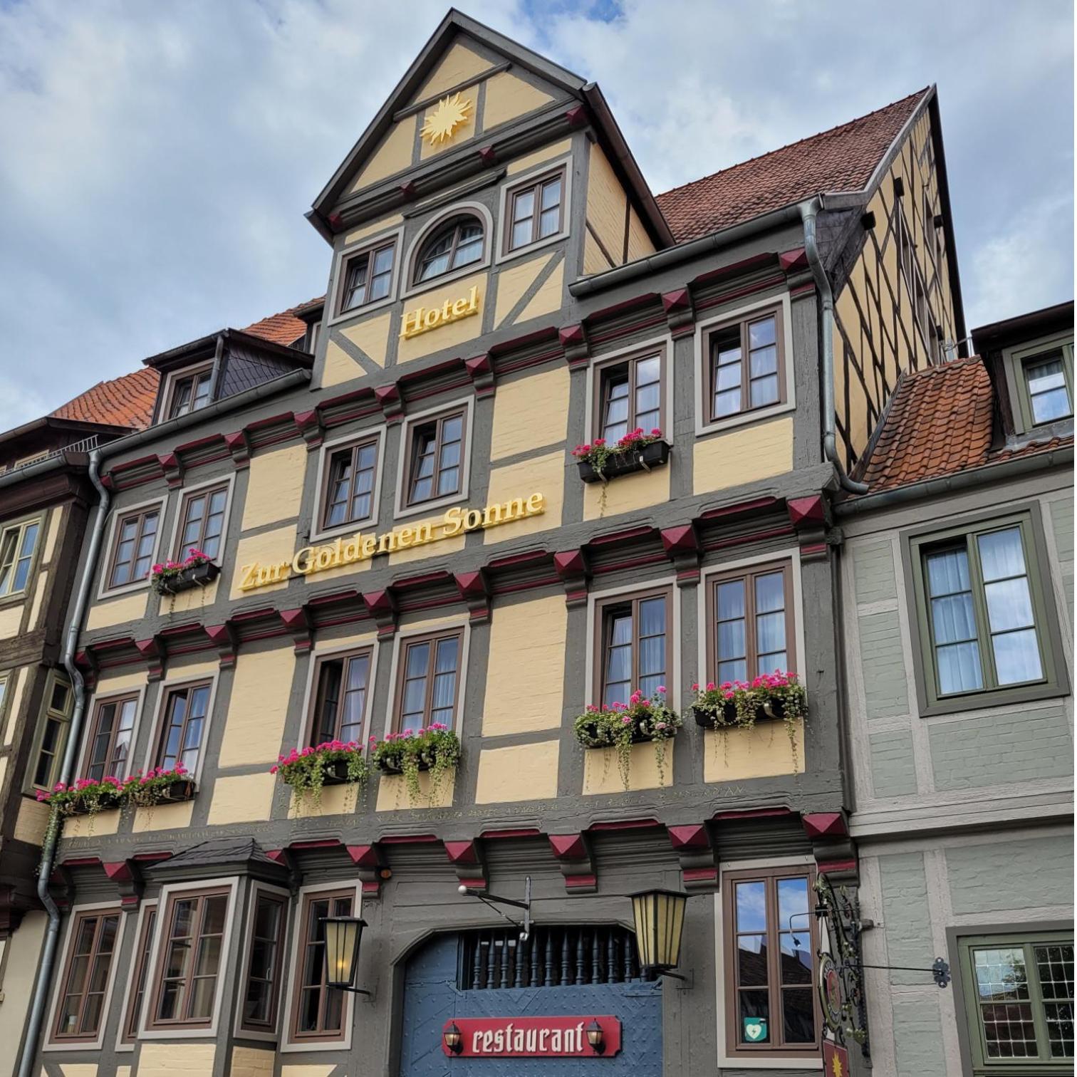 Hotel Zur Goldenen Sonne Кведлинбург Экстерьер фото