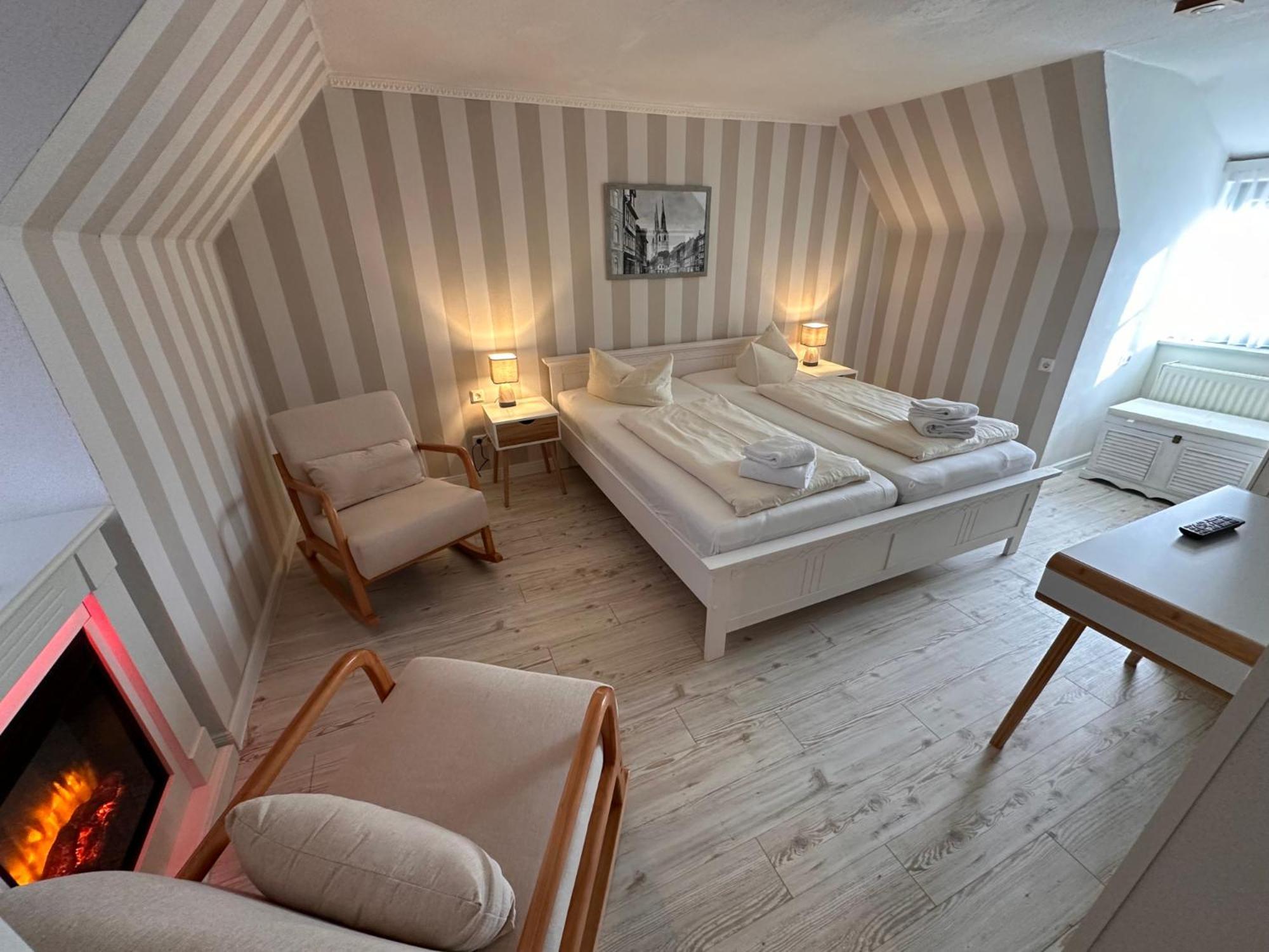 Hotel Zur Goldenen Sonne Кведлинбург Экстерьер фото
