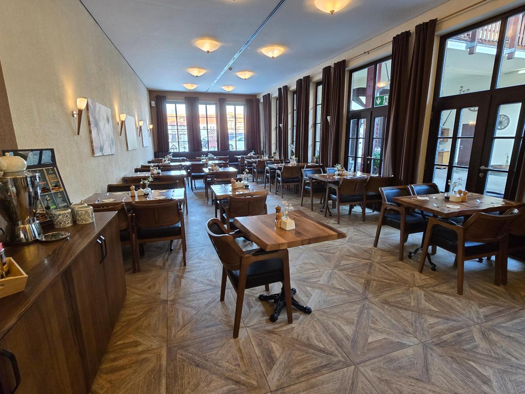 Hotel Zur Goldenen Sonne Кведлинбург Экстерьер фото