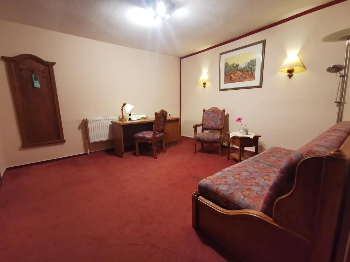 Hotel Zur Goldenen Sonne Кведлинбург Экстерьер фото