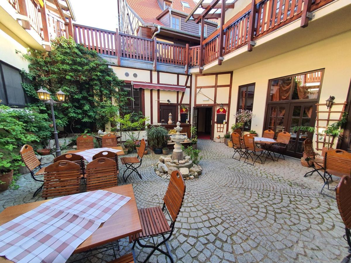 Hotel Zur Goldenen Sonne Кведлинбург Экстерьер фото