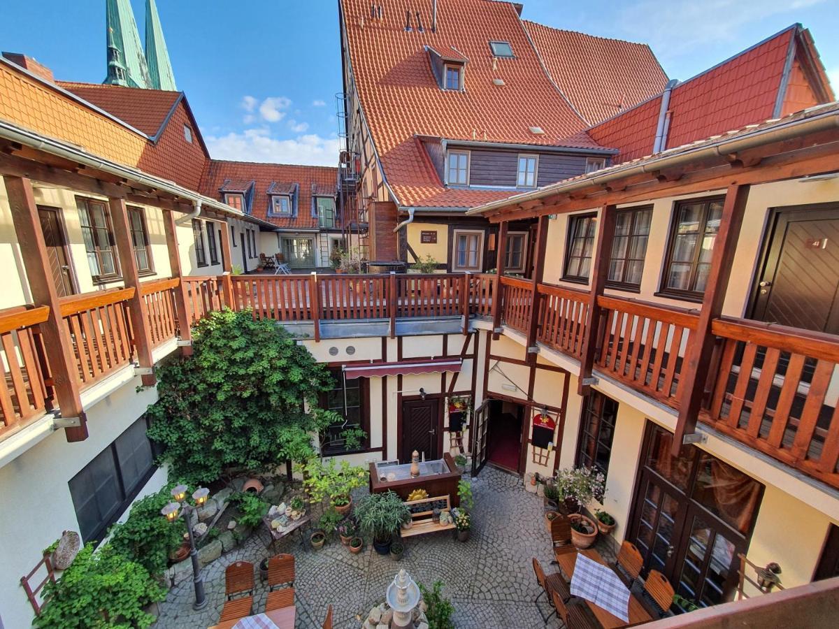 Hotel Zur Goldenen Sonne Кведлинбург Экстерьер фото